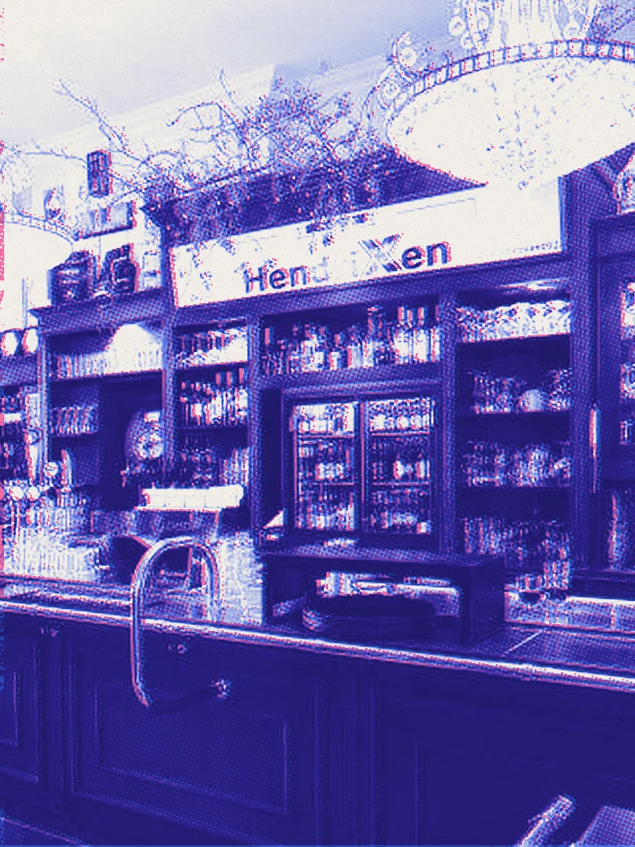 De bar van Grandcafé HendriXen in Doetinchem, met het HendriXen-bord boven de tap